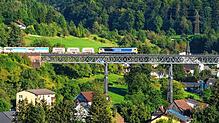 Ein solches Bild hat es seit fast 70 Jahren nicht mehr gegeben: Ein Güterzug fährt auf dem Eisenbahnviadukt über Epfenhofen hinweg. ...