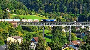 Ein solches Bild hat es seit fast 70 Jahren nicht mehr gegeben: Ein Güterzug fährt auf dem Eisenbahnviadukt über Epfenhofen hinweg. ...