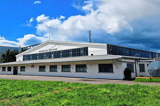In dieser Halle am Flughafen Friedrichshafen, genannt Halle Q, wird das Flugzeug von Ende des Monats an stehen. Sie wurde von der ...