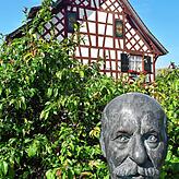 Eine Büste vor dem Geburtshaus von Hermann Müller erinnert in der Müller-Thurgau-Straße in Tägerwilen an den großen Schweizer Wein-Pionier.