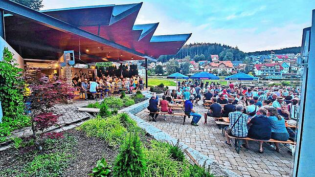 An den Mittwochen 25. Juni, 9. Juli und 23. Juli finden wieder die beliebten Feierabendhocks im Schonacher Kurpark statt. Foto: ...