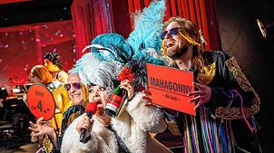 An Schampus besteht kein Mangel in der Konsumstadt Mahagonny. Die geschäftstüchtige Frau Begbick preist ihn zum Sonderpreis an.