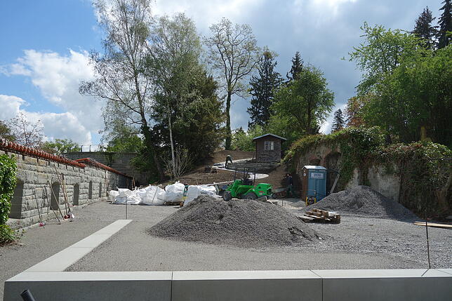 Das wird einmal der Marktplatz. Lichtwurz- und Hopfenranken sollen hier für Schatten sorgen.