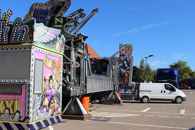 Ein Lastwagen zum Auseinanderfalten. So sieht Best XXL aus, bevor die Schaukel emporgefahren wird.