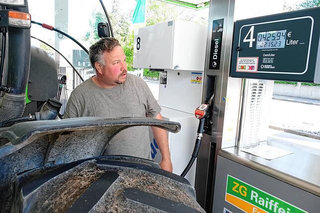 Beim Blick auf die Spritsäule muss Hohentwiel-Schäfer Michael Thonnet schlucken: Das wird teuer, denn sein Traktor fasst 300 Liter.