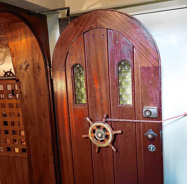 Schon die Eingangstür zeigt, was die Gäste im Inneren erwartet: maritime Motive.
