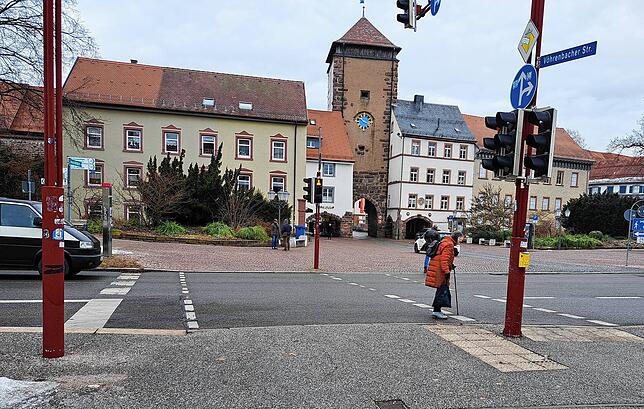 Edith Scheid will die Straße bei Grün überqueren, muss aber gleich umdrehen und zurück auf den sicheren Gehweg, da die Ampel nach kurzer ...