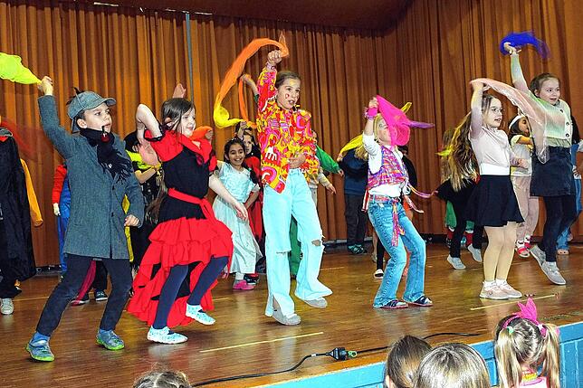 Mitreißende Tanzveranstaltungen wie der Helikoptertanz der Klassen 2b und 3 a bereichern das närrische Programm bei der Schulabschlussparty.