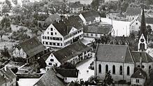Das Dorf Worblingen vor den großen Umgestaltungen in den 1970er Jahren. In der Mitte ist das Gasthaus Zum Engel zu sehen.