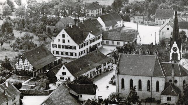 Das Dorf Worblingen vor den großen Umgestaltungen in den 1970er Jahren. In der Mitte ist das Gasthaus Zum Engel zu sehen.