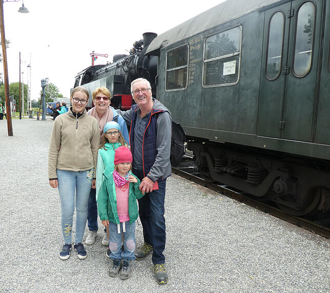 Familie Grimm aus Eigeltingen freut sich auf die Fahrt mit der Sauschwänzlebahn. Bild: Bernhard Lutz