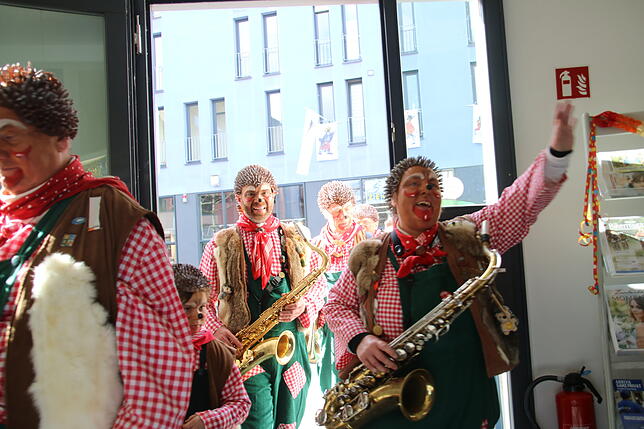Bild 24: Narren besuchen an Rosenmontag die SÜDKURIER-Redaktion (Teil 1)