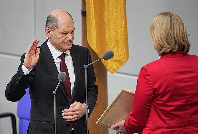 Bundestag - Vereidigung Scholz Der neu gewählte Bundeskanzler Olaf Scholz legt im Bundestag vor Bärbel Bas, Bundestagspräsidentin, den Amtseid für seine erste Amtszeit ab.
