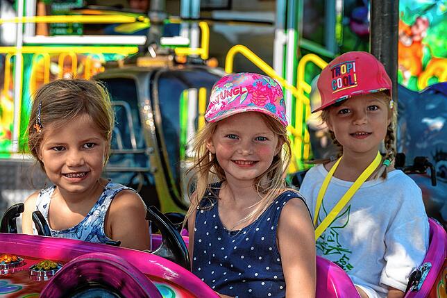 Bild 14: Seehasenfest 2022: Besucher freuen sich über den Rummel