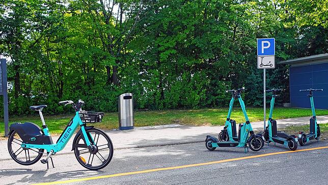 E-Bike und E-Scooter am P+R-Parkplatz beim Krankenhaus.