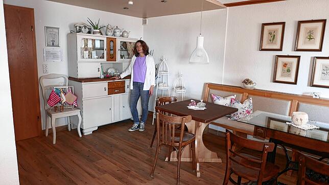 Die Betreiberin des Café Glückseligkeit in Wahlweiler im Deggenhausertal, Martina Kugler, hat das neue Café liebevoll mit Möbeln und ...