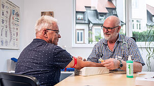 Arzt dank Abendgymnasium: der Mediziner Michael Fritzer (rechts) – hier mit seinem Patienten Ralf Hofmann beim Blutabnehmen – erwarb ...