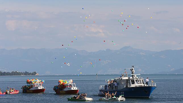 Luftballons steigen auf, als der Seehas sich am Montagabend verabschiedet, um in den See zurückzukehren. Einen Tag später ziehen die ...