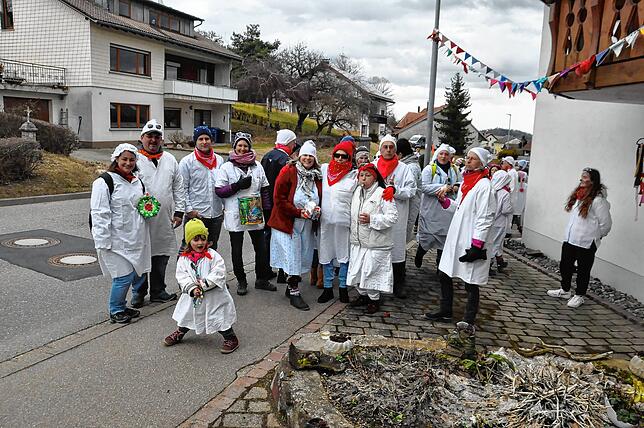 In den Ortsteilen der Gemeinde Weilheim gingen die „Hemdlunki“ mit lautem Getöse von Haus zu Haus, um Süßigkeiten an die ...