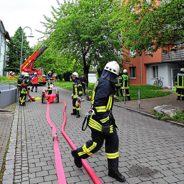 Die Schläuche für den Einsatz werden ausgerollt.