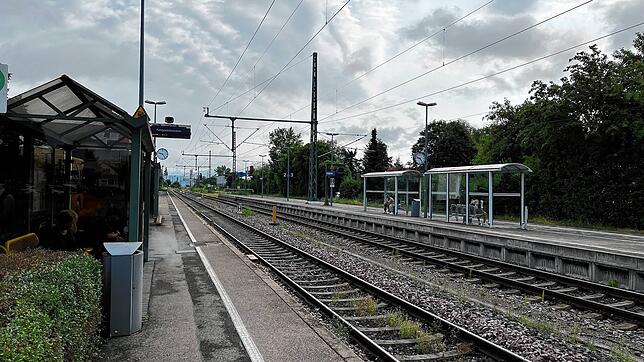 Der Bahnhof Erzingen an der Hochrheinstrecke am 12. Juli 2023: Der Bahnsteig ist leer.