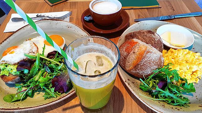 Leckere Sattmacher: Im Café Bacchus an der Seepromenade 11 in Meersburg gibt es herzhaftes und süßes Frühstück.