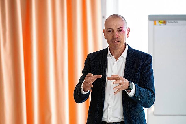 Guido Konrad, Managing Director von Varian ilab, bei der Präsentation in Dättwil.
