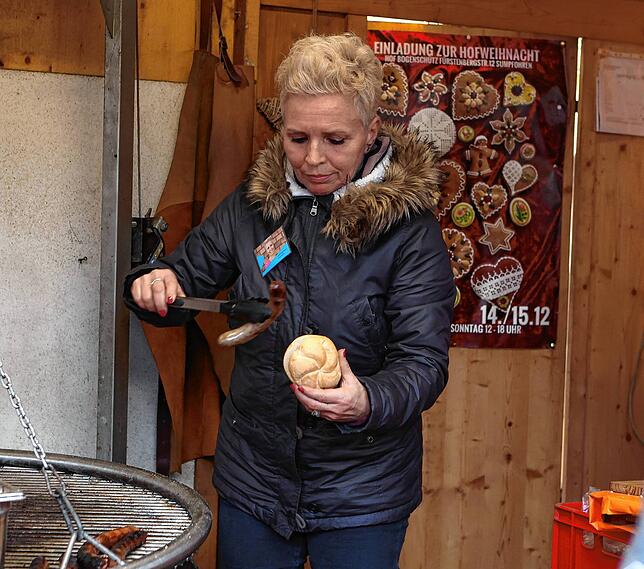 Christine Haus vom City Management steht 2024 selbst im Bratwurststand.
