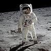 Astronaut Edwin &bdquo;Buzz&ldquo; Aldrin auf dem Mond. Der Raumanzug wog auf der Erde 85 Kilo, auf dem Mond nur ein Sechstel. Daher ...