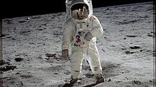 Astronaut Edwin &bdquo;Buzz&ldquo; Aldrin auf dem Mond. Der Raumanzug wog auf der Erde 85 Kilo, auf dem Mond nur ein Sechstel. Daher ...