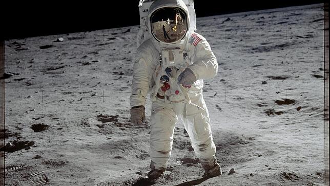Astronaut Edwin &bdquo;Buzz&ldquo; Aldrin auf dem Mond. Der Raumanzug wog auf der Erde 85 Kilo, auf dem Mond nur ein Sechstel. Daher ...