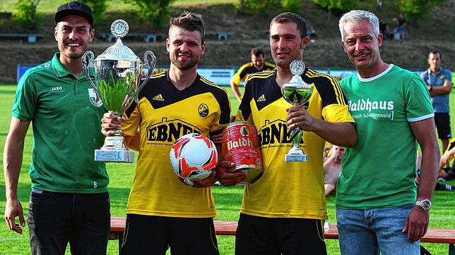Serienfinalist: Drei Mal in Folge stand der SV Nöggenschwiel beim Waldhaus-Cup im Finale. Zuletzt holten sich Kapitän Samuel Kaiser ...