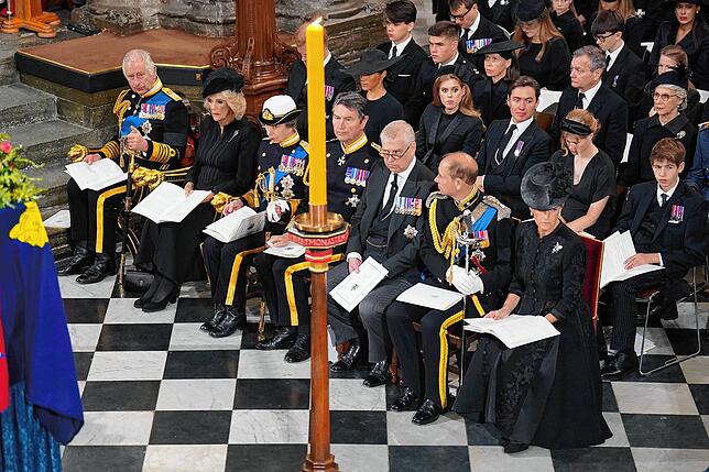 In der vorderen Reihe in Westminster Abbey: König Charles III., die Königsgemahlin Camilla, Anne, Prinzessin Royal, Vizeadmiral Sir Tim ...