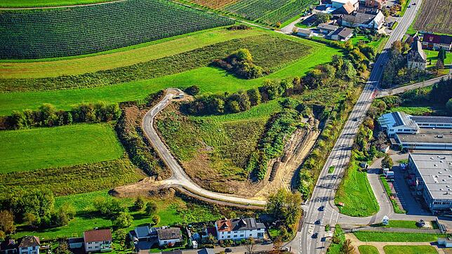 Das künftige Baugebiet Kapellenäcker in Stockach im Oktober 2022. Das neue Pflegeheim soll zwischen der Erschließungsstraße und der ...