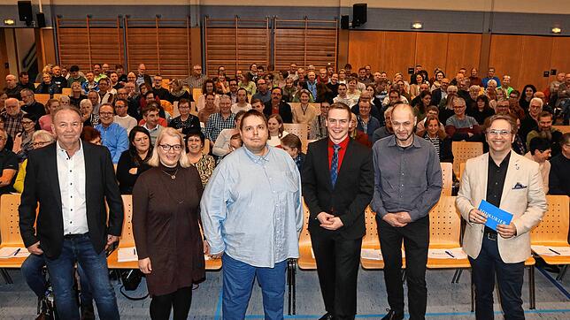 Erlebten das SÜDKURIER-Podium im Vorfeld der Tengener Bürgermeisterwahl von der Bühne aus (von links): Redakteur Albert Bittlingmaier, ...