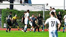 Frei zum Kopfball: Arian Palatini (rechts, verdeckt) verlängert den Eckball von Lukas Schmeller zur Führung für den FC Wittlingen.