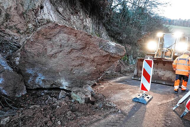 Straßen kosten Geld: Hier muss der Landkreis auf der Kreisstraße zwischen Niederwihl und Tiefenstein ein Felssturz beseitigen. Insgesamt ...