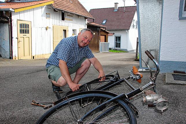 Irgendetwas gibt es für den Sammler immer zu reparieren, wie an diesem NSU-Fahrrad.