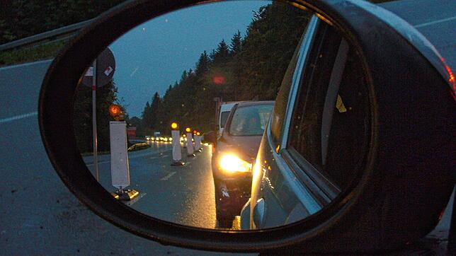 Durch die gesperrte A&nbsp;98 staut sich der Verkehr Richtung Degerfelden vor allem im täglichen Berufsverkehr.