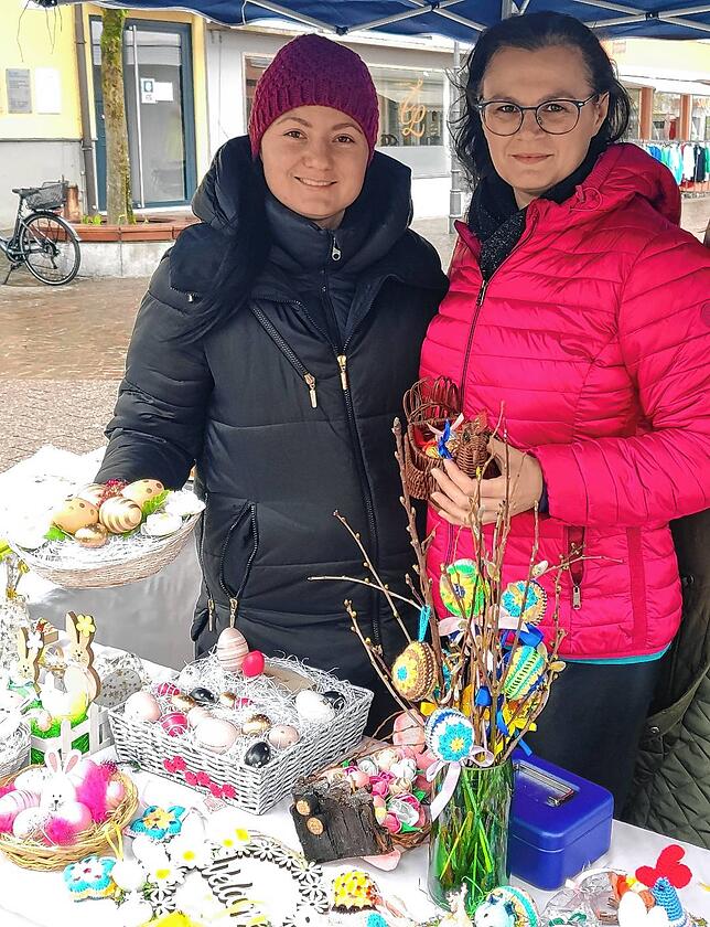 Inna Vityuk (links) und Lena Theiner verkaufen ukrainische Osterdekoration am Stand in Radolfzell.