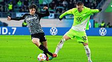 Wolfsburgs Mattias Svanberg (r) spielt gegen Freiburgs Merlin Röhl. Die Partie gegen Wolfsburg gewann Freiburg mit 1:0.