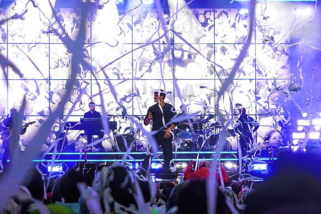 Bild 8: Wincent Weiss singt vor 4500 Besuchern im Regen