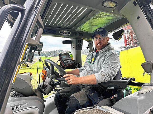 Stefan Leichenauer, Landwirt aus Tengen, in einem Traktor.