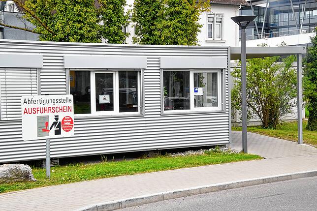 Keine langen Warteschlangen vor der Abfertigungsstelle. Nur vereinzelt treffen hier Schweizer ein, um ihre Ausfuhrscheine abstempeln zu ...