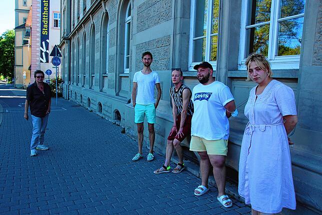 Karin Becker, Jonas Pätzold, Dominik Puhl, Ioachim Zarculea und Bineta Hansen. Im Hintergrund das Stadttheater.
