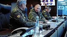 Der russische Präsident Wladimir Putin (Mitte) im September bei einer Militärübung im Osten des Landes, außerhalb von Wladiwostok. Links ...