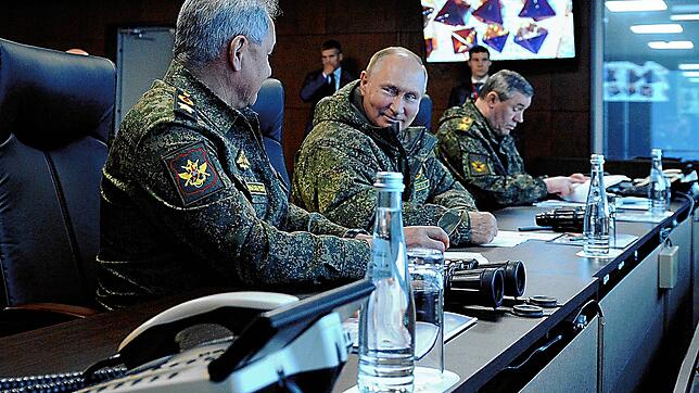 Der russische Präsident Wladimir Putin (Mitte) im September bei einer Militärübung im Osten des Landes, außerhalb von Wladiwostok. Links ...