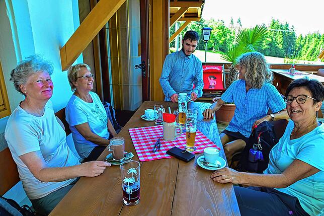 Parsival Bauer serviert den Gästen Kaffee. Der 20-Jährige mit Handicap ist derzeit Praktikant im Gasthaus Hirzwald. Den Gästen, von ...