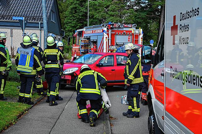 Rettungskräfte von Rotem Kreuz und Feuerwehr sind an der patientengerechten Rettung der Fahrerin beteiligt.