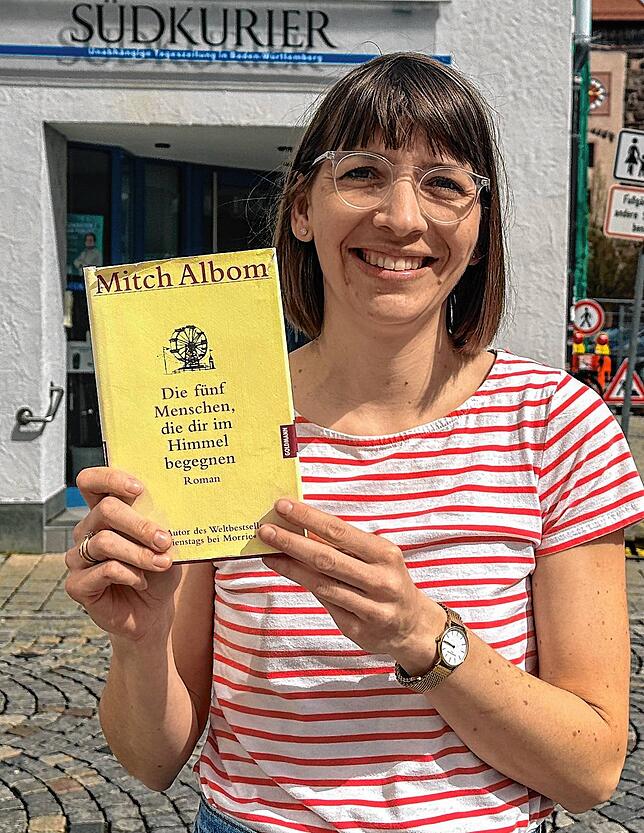 Redakteurin Patricia Beyen mit ihrem Buchtipp: „Die fünf Menschen, die dir im Himmel begegnen.“